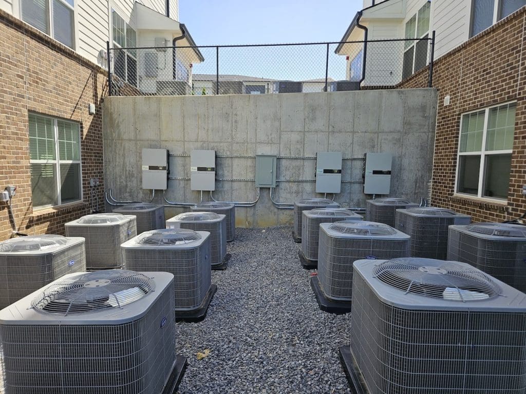 Website- SVC- Ops and maint bkgrnd 2 Jessica Salvo-min This image is by Chroma Energy Group.