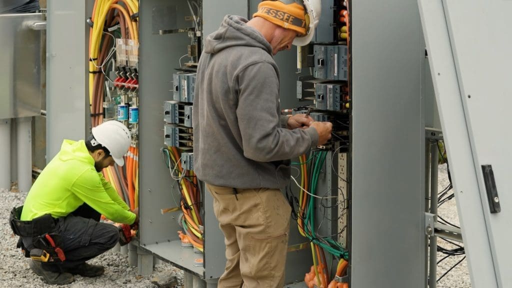 Website- SVC- ops and maint bkgrnd 1 Jessica Salvo-min This image is by Chroma Energy Group.